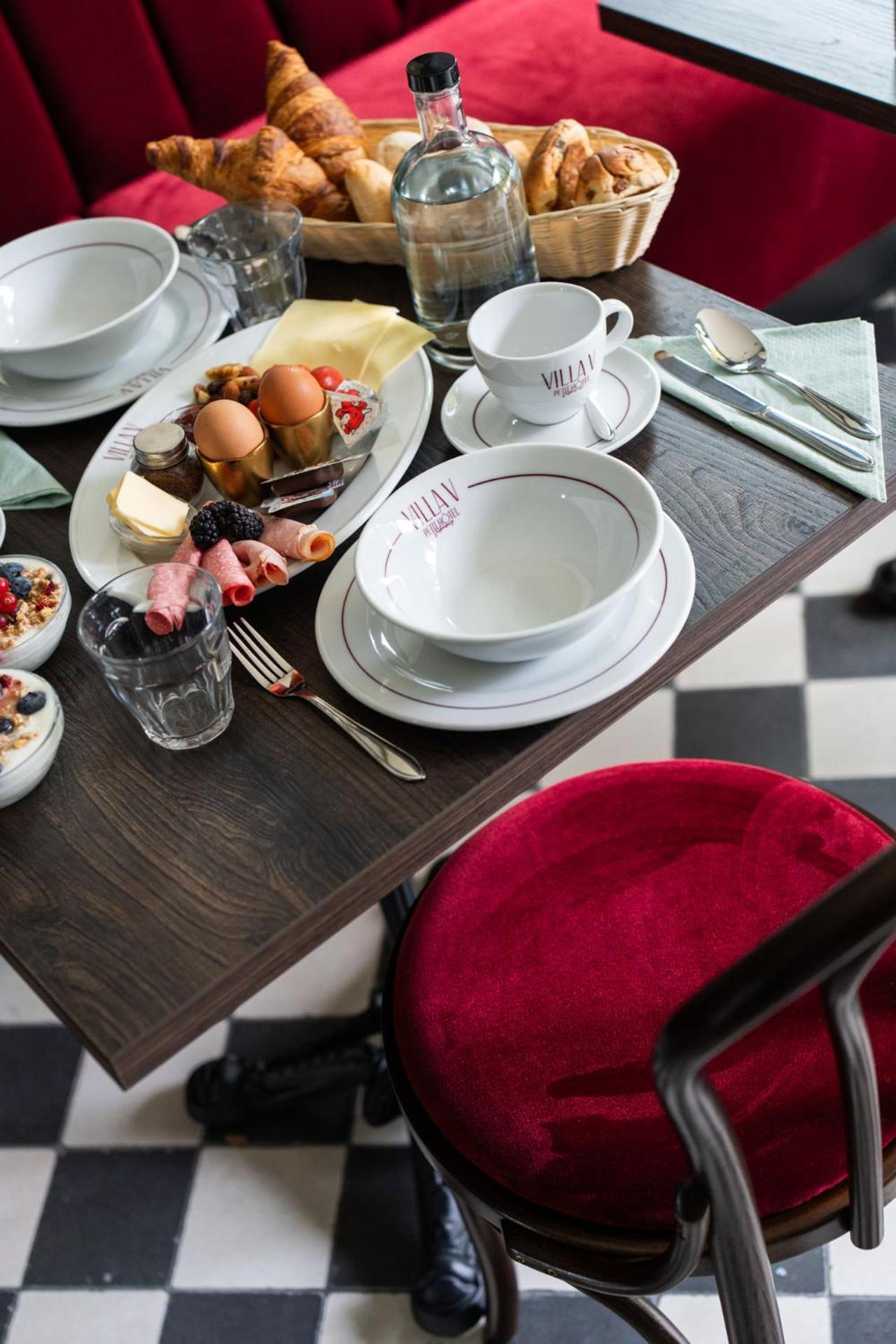 Villa V Petit Hotel Valkenburg aan de Geul ภายนอก รูปภาพ